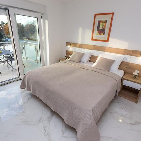 Apartmani Villa Paulo Starigrad Paklenica Esterno foto