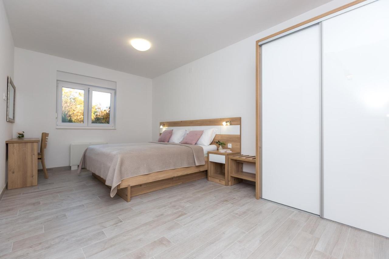 Apartmani Villa Paulo Starigrad Paklenica Esterno foto