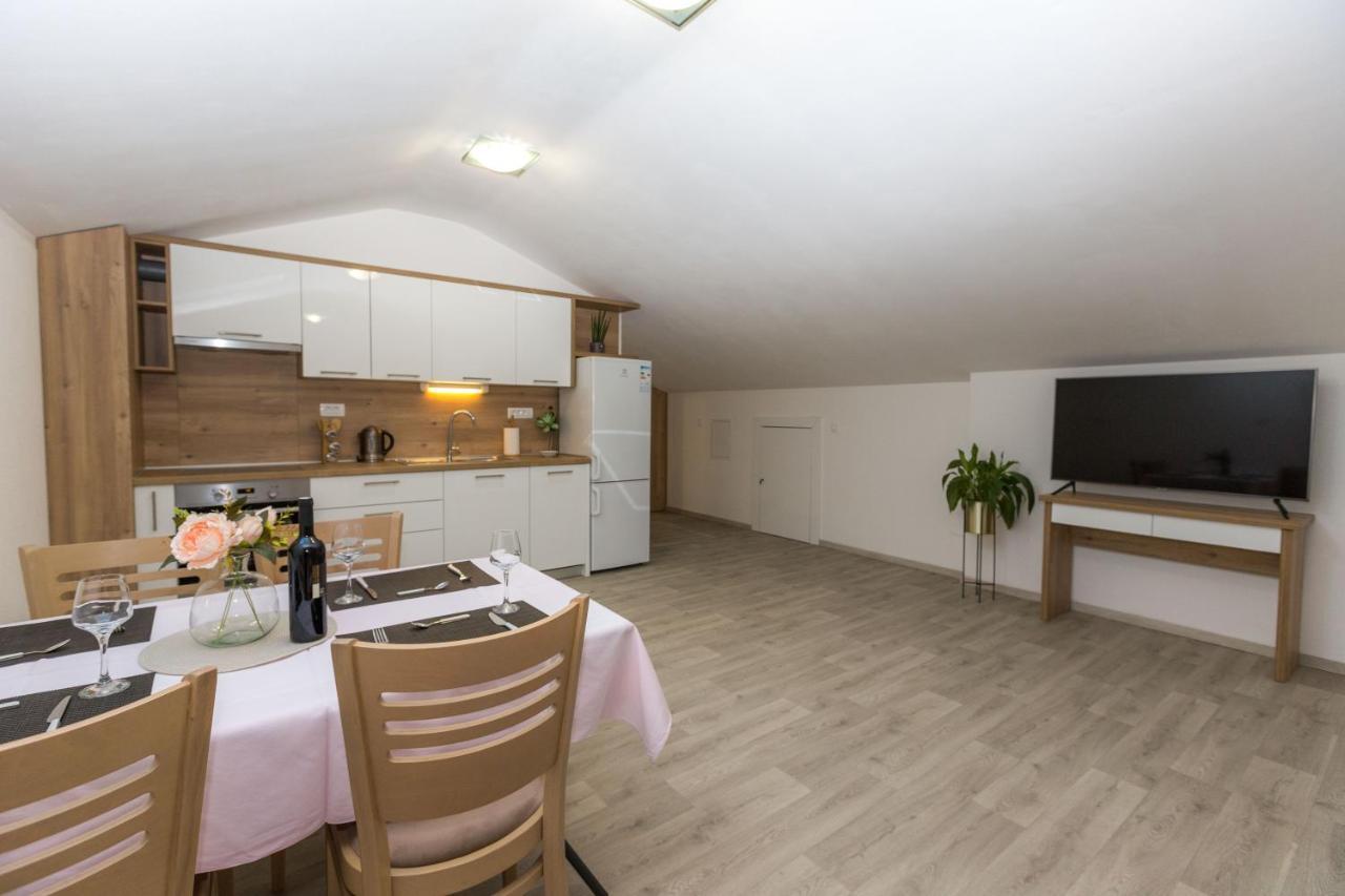 Apartmani Villa Paulo Starigrad Paklenica Esterno foto