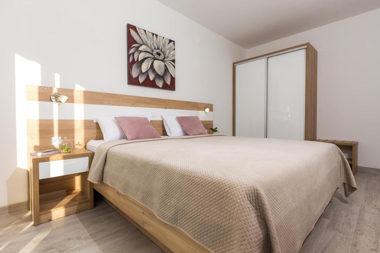 Apartmani Villa Paulo Starigrad Paklenica Esterno foto