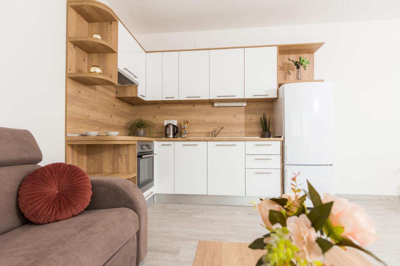 Apartmani Villa Paulo Starigrad Paklenica Esterno foto