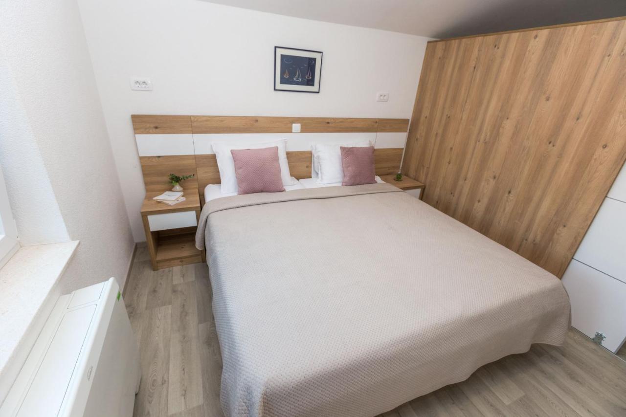 Apartmani Villa Paulo Starigrad Paklenica Esterno foto