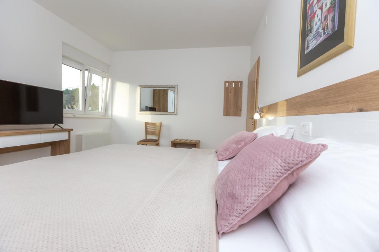 Apartmani Villa Paulo Starigrad Paklenica Esterno foto