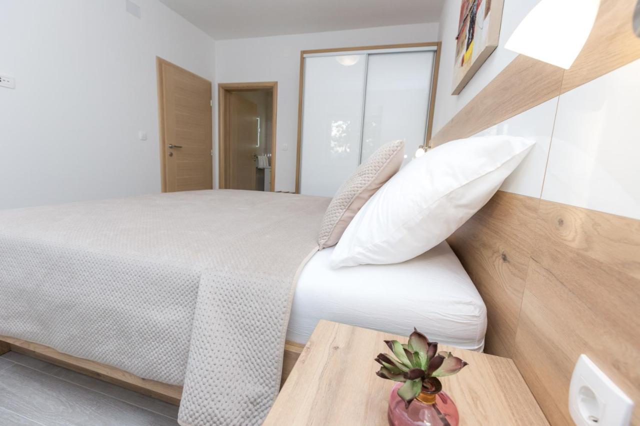 Apartmani Villa Paulo Starigrad Paklenica Esterno foto