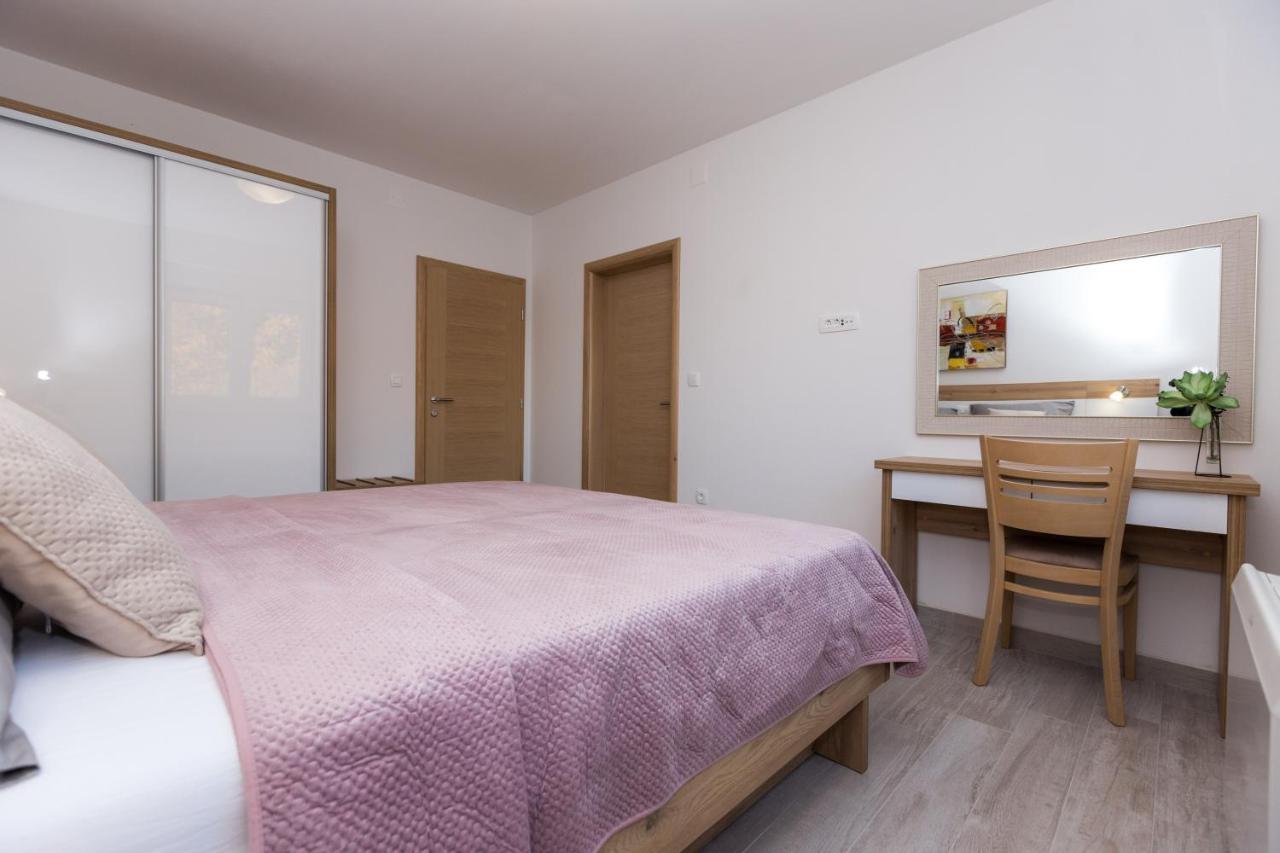Apartmani Villa Paulo Starigrad Paklenica Esterno foto